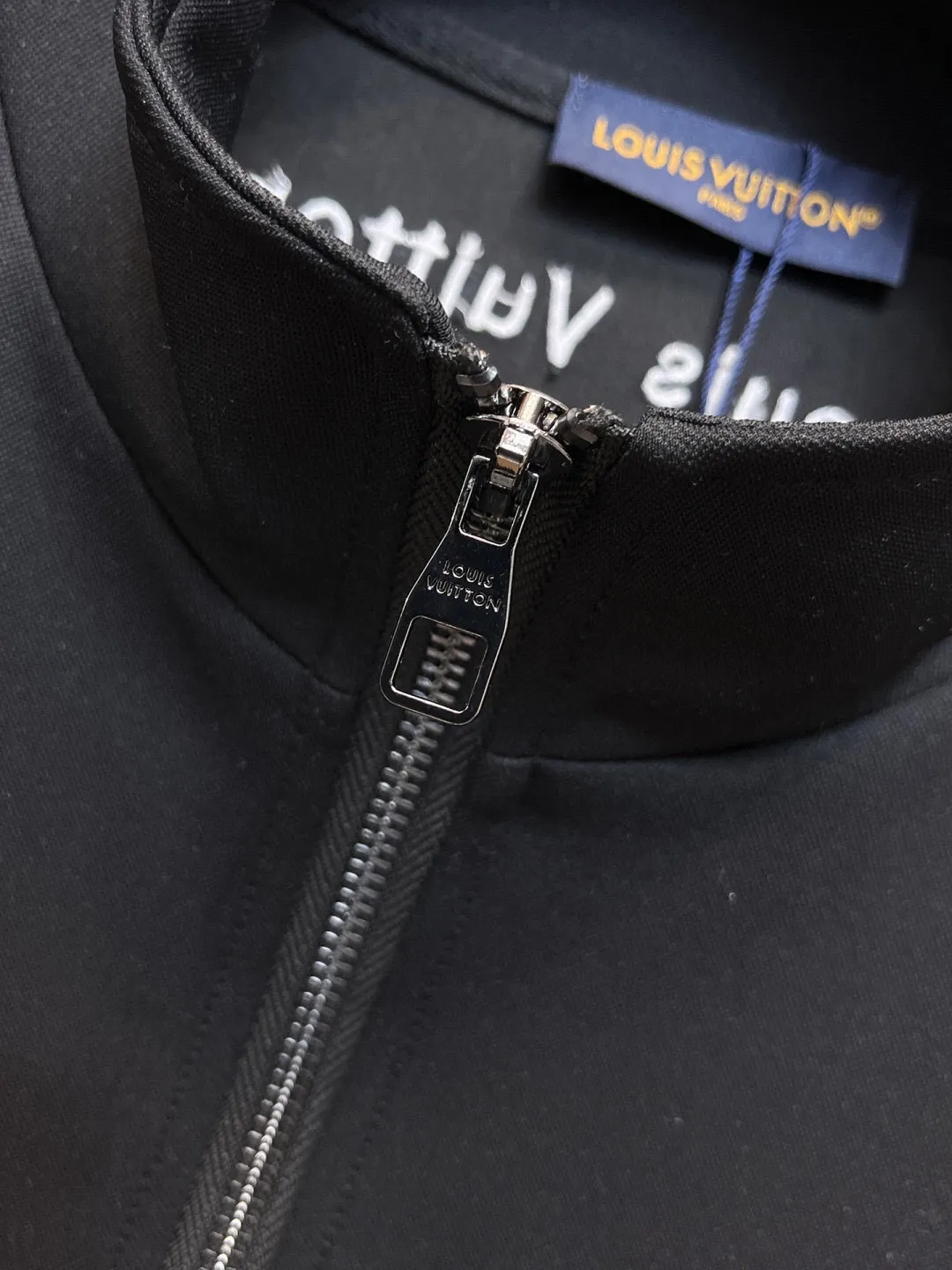 🅿️720 [LV Louis Vuitton] hot-selling suit is coming. Focus on the original version of the official website. 2025 new hot-selling cardigan and sweatshirt suit. The original order is the best. 🇭🇰The meticulous work of top designers. It has a fitting and perfect upper body effect. All-natural high-quality Tencel Roman cotton 100%, close-fitting comfort, noble and elegant! Original hardware embodies elegance and nobility! Counter size: M-3XL (maximum wear up to 190 pounds)